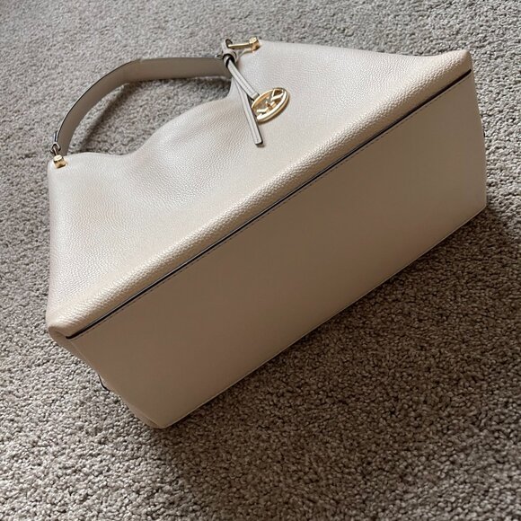 Mikael Kors Joan Large Shoulder Bag New with Tag - Picture 5 of 6